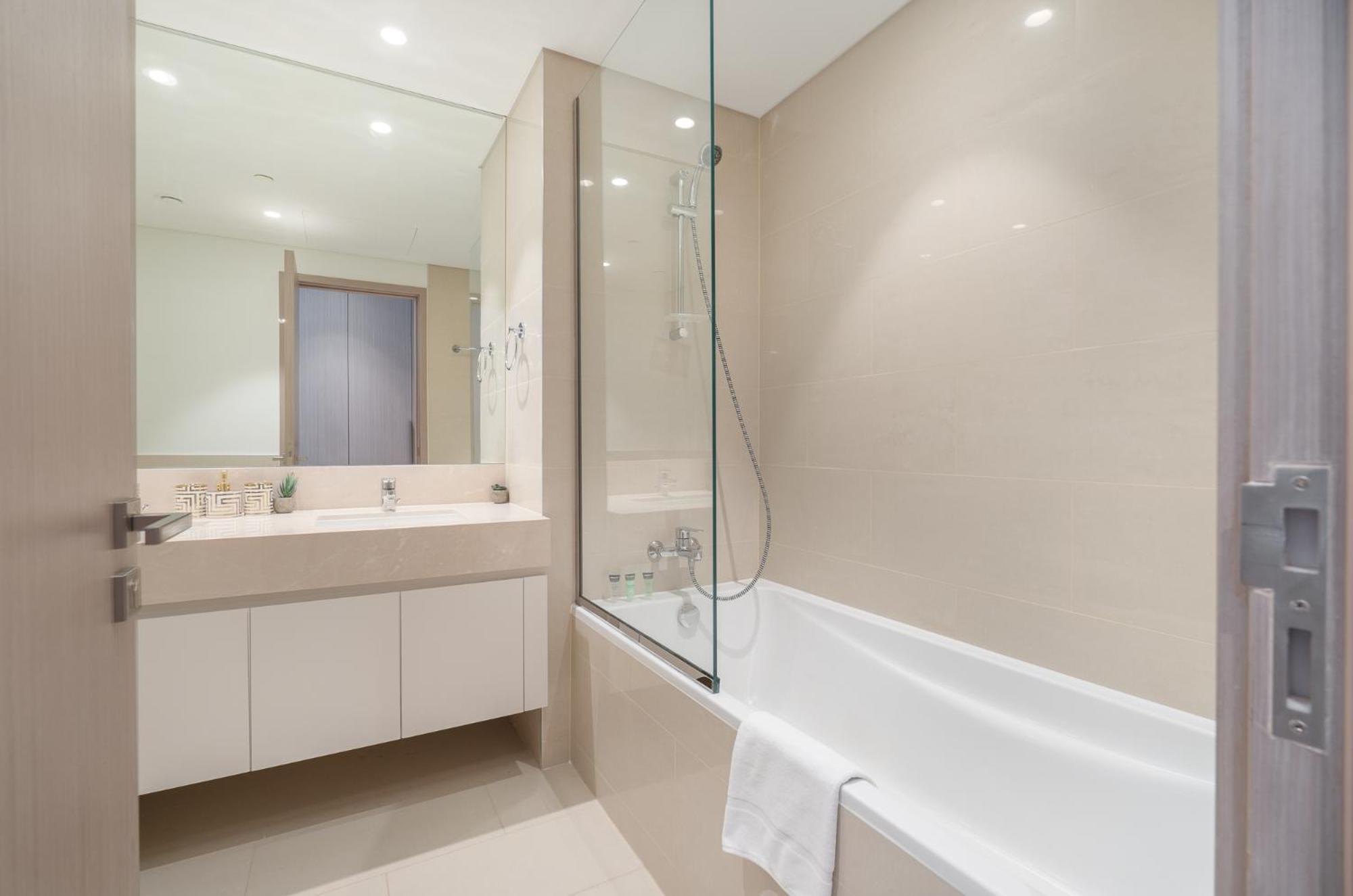 Elegant 2 Bedroom With Burj Khalifa Views On Sheikh Mohammed Bin Rashid Boulevard, A Short Walk From Opera Appartamento *