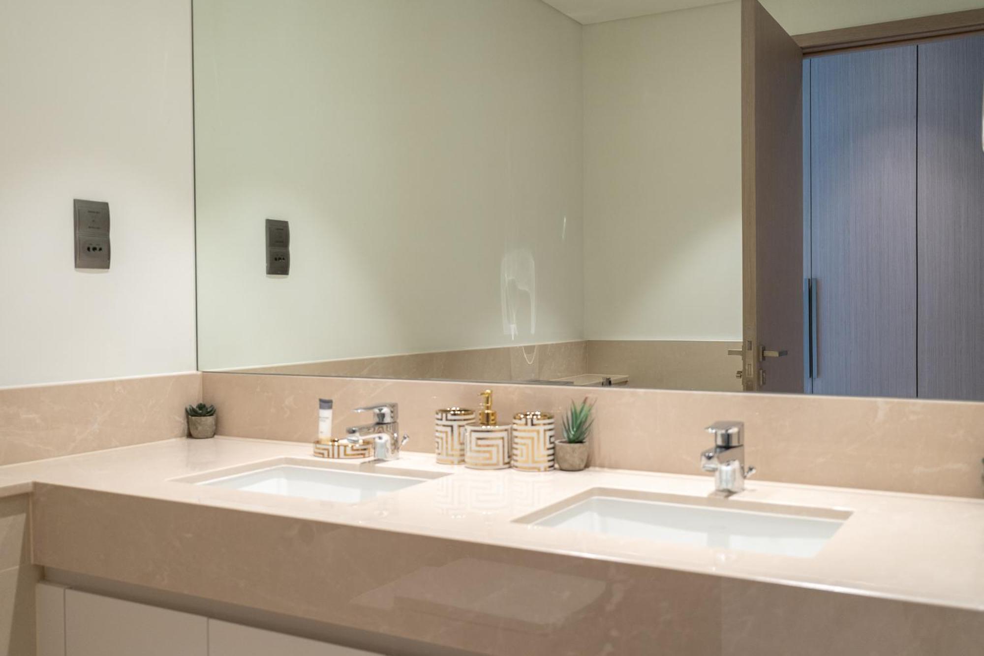 Elegant 2 Bedroom With Burj Khalifa Views On Sheikh Mohammed Bin Rashid Boulevard, A Short Walk From Opera Appartamento Dubai